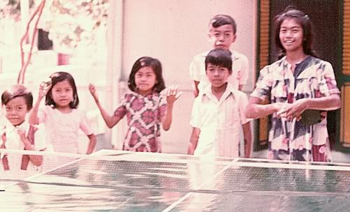 Atlet pingpong amatir keluarga Kastanto, Kajen, Giripurwo, Wonogiri, era 1970-an, Atlet pingpong keluarga. Dari kiri : Basnendar, Betty, Bonny, Slamet Yuwono (Oo), Broto Happy (di belakang) dan Nuning.