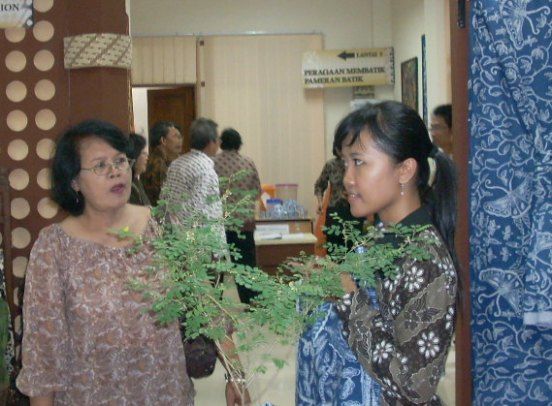 Ny. Eri Untung Suripno, 2009, Pmeran batik bertema "Batik Jogja Untuk Indonesia" di Yogayakarta dihadiri Ibu Eri Untung Suripno.Nampak berbincang dengan Sinta Pratiwi mengenai warna alami batik indigofera.